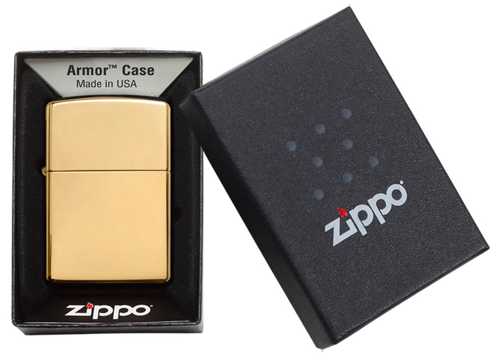 Widok z przodu zapalniczka Zippo Armor High Polish Brass model podstawowy w otwartym opakowaniu prezentowym