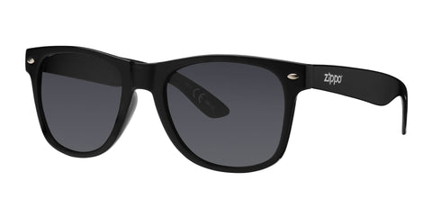 Okulary przeciwsłoneczne Zippo Widok z przodu 3/4 kąta z czarnymi soczewkami i czarną oprawką i srebrnym logo Zippo