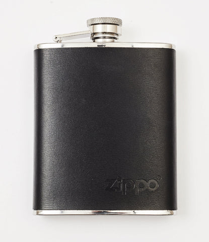 Widok z przodu piersiówka Zippo ze stali nierdzewnej wykończona czarną skórą z logo Zippo