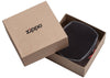 Skórzany pojemnik na drobiazgi Zippo czarny z logo Zippo i czerwonymi skórzanymi uchwytami w otwartym pudełku prezentowym