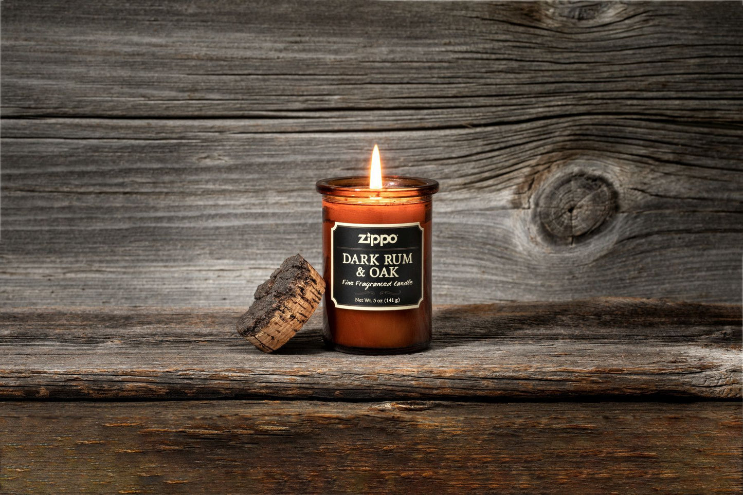 Świeca Zippo Dark Rum and Oak brązowa z korkową pokrywką na tle drewna
