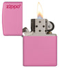 Widok z przodu zapalniczka Zippo Pink Matte model podstawowy z logo Zippo otwarta z płomieniem