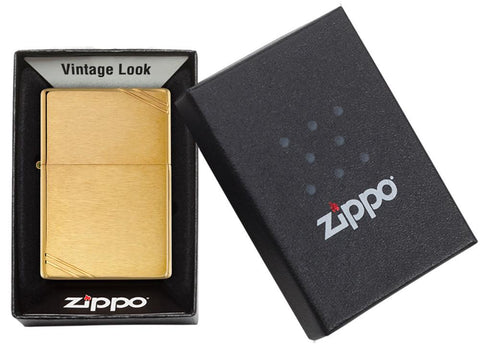 Widok z przodu zapalniczka Zippo Vintage Brass Brushed z ozdobnymi ukośnymi kreskami w obu narożnikach w otwartym opakowaniu prezentowym
