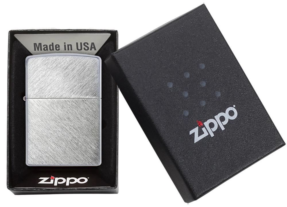 Widok z przodu zapalniczka Zippo Herringbone Sweep model podstawowy w otwartym opakowaniu prezentowym
