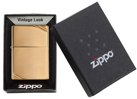 Widok z przodu zapalniczka Zippo Vintage Brass High Polished z ozdobnymi ukośnymi kreskami w obu narożnikach w otwartym opakowaniu prezentowym