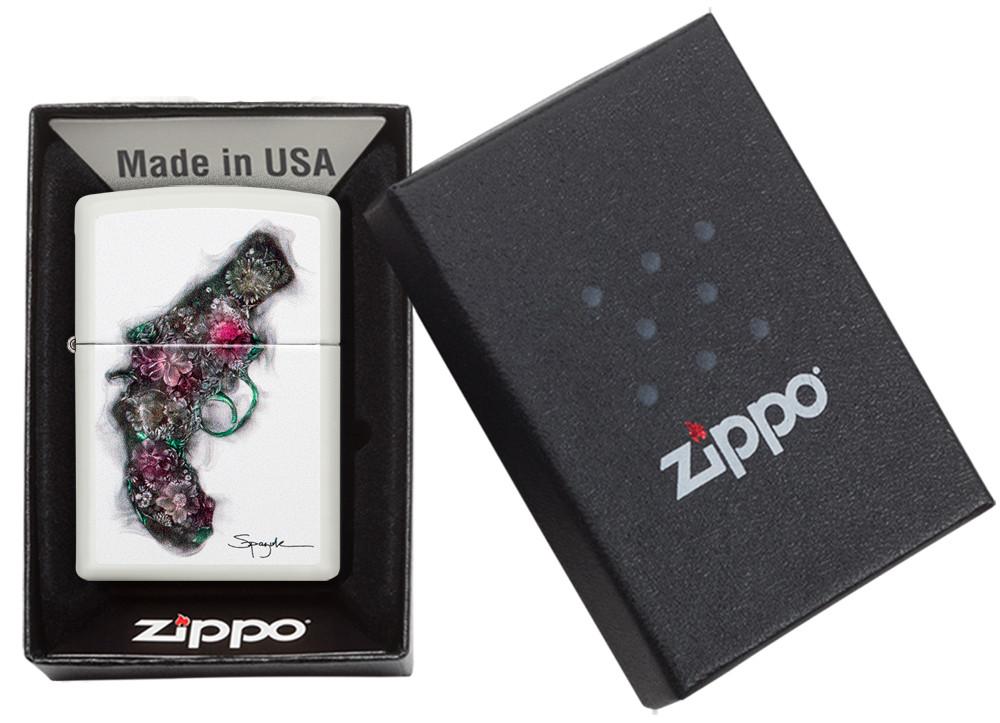 Zapalniczka Zippo biała z pistoletem autorstwa Spazuka w otwartym pudełku