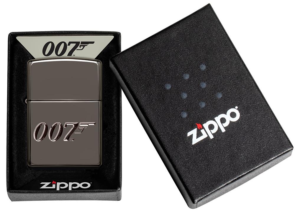 Widok z przodu zapalniczka Zippo szara błyszcząca 007 w otwartym opakowaniu