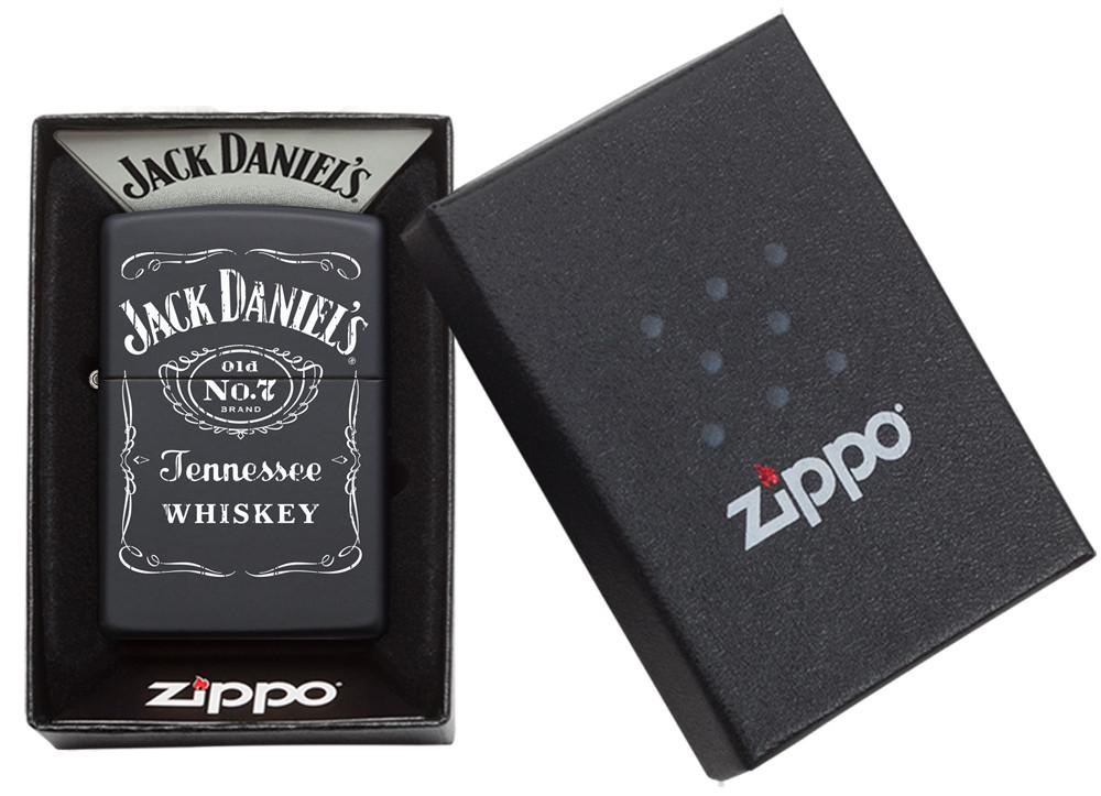 Zapalniczka Zippo czarna z białym logo Jack Daniel’s w otwartym pudełku