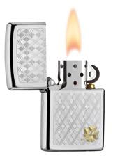 Widok z przodu zapalniczka Zippo chrom z wygrawerowanym wzorem w kratkę i koniczynką w prawym dolnym rogu otwarta z płomieniem