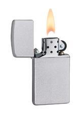 Zapalniczka Zippo Slim Satin Chrome otwarta z płomieniem