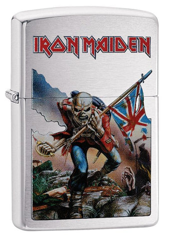 Widok z przodu kąt 3/4 zapalniczka Zippo chrom maskotka Iron Maiden Eddie The Head w brytyjskim mundurze na polu bitwy