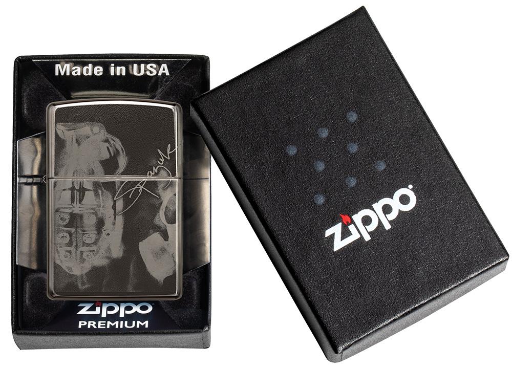 Widok z przodu zapalniczka Zippo czarna High Polish z motywem artysty Spazuka w otwartym opakowaniu prezentowym