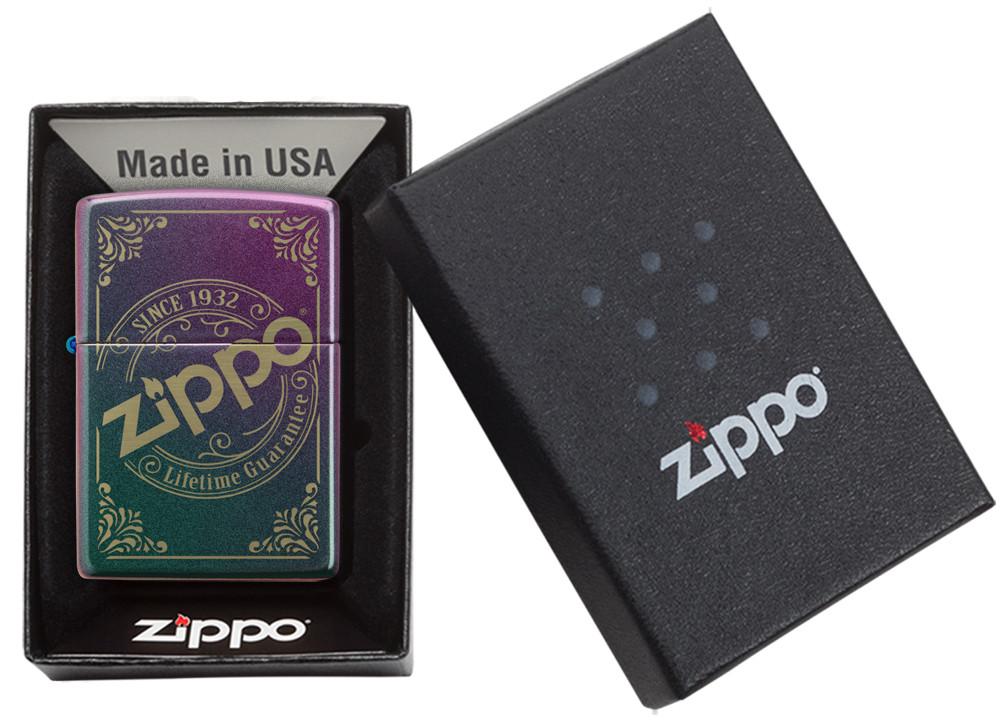 Widok z przodu zapalniczka Zippo Iridescent Matte z pieczątką z logo Zippo wygrawerowaną laserowo w otwartym opakowaniu prezentowym