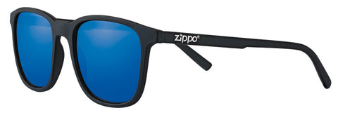Zippo Okulary przeciwsłoneczne Widok z przodu ¾ kąta z ciemnoniebieskimi soczewkami i wąską kwadratową oprawką w kolorze czarnym z białym logo Zippo