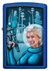 Widok z przodu Zapalniczka Zippo Retro Futuristic Royal Blue Pinup Woman With Ray Gun Web Debut