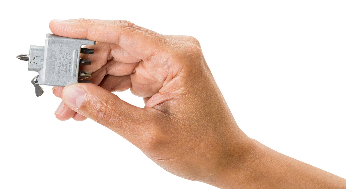 Śrubokręt Bit Safe z obudową o szczotkowanym chromowanym wykończeniu