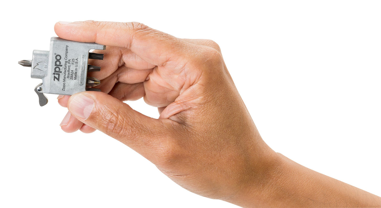 Śrubokręt Bit Safe z obudową o szczotkowanym chromowanym wykończeniu