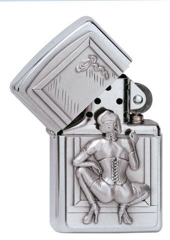 Zapalniczka Zippo chrom emblemat z kucającą kobietą w gorsecie i kozakach za kolano palącą papierosa