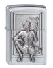 Widok z przodu zapalniczka Zippo chrom emblemat z kucającą kobietą w gorsecie i kozakach za kolano palącą papierosa