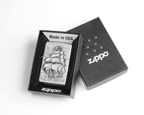 Zapalniczka Zippo chrom statek piracki na otwartym morzu w otwartym pudełku prezentowym