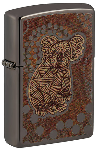 Zapalniczka Zippo widok z przodu ¾ kąta Black Ice® z kolorową ilustracją koali w stylu sztuki aborygeńskiej.