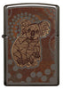 Zapalniczka Zippo z przodu Black Ice® z kolorową ilustracją przedstawiającą koalę w stylu sztuki aborygeńskiej.