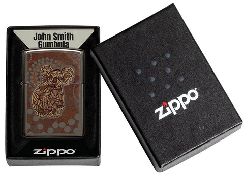 Zapalniczka Zippo z przodu Black Ice® z kolorową ilustracją koali w stylu sztuki aborygeńskiej w otwartym pudełku John Smith Gumbula.