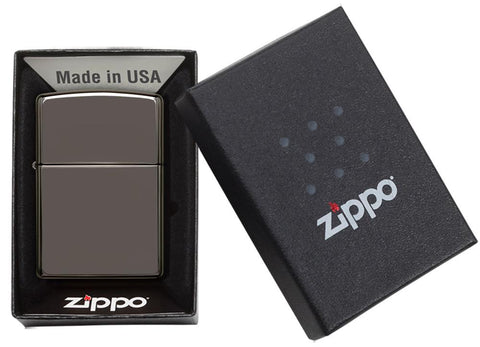 Widok z przodu zapalniczka Zippo Black Ice model podstawowy w otwartym opakowaniu prezentowym