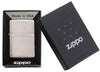 Widok z przodu zapalniczka Zippo Armor Chrome Brushed w otwartym opakowaniu