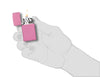 Zapalniczka Zippo Slim Pink Matte otwarta z płomieniem w stylizowanej dłoni