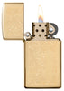 Widok z przodu zapalniczka Zippo Slim Brass z weneckim wzorem w kwiaty i płytką na inicjały otwarta z płomieniem