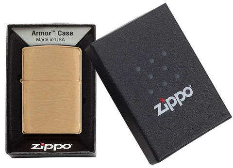 Widok z przodu zapalniczka Zippo Armor Brass Brushed w otwartym opakowaniu prezentowym