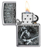 Zapalniczka Zippo Widok z przodu, szczotkowany chrom Otwarta i zapalona z Ericiem Claptonem Zdjęcie autorstwa Rona Pownalla