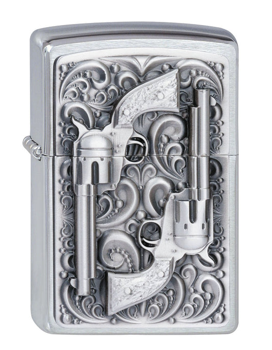 Widok z przodu kąt 3/4 zapalniczka Zippo chrom emblemat z dwoma rewolwerami
