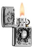 Zapalniczka Zippo emblemat z kulą bilardową nr 8 uderzającą w ścianę otwarta z płomieniem