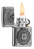 Zapalniczka Zippo chrom emblemat zegarek kieszonkowy otoczonymi kółkami zębatymi otwarta z płomieniem