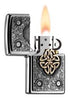  Zapalniczka Zippo chrom emblemat z węzłem celtyckim w kolorze złotym na środku otwarta z płomieniem