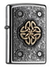 Widok z przodu kąt 3/4 zapalniczka Zippo chrom emblemat z węzłem celtyckim w kolorze złotym na środku