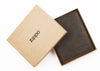 skórzany portfel brązowy zamknięty z logo Zippo w otwartym pudełku prezentowym