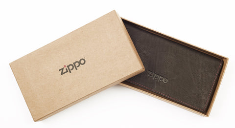 Skórzane etui na tytoń Zippo brązowe z logo Zippo w otwartym pudełku prezentowym