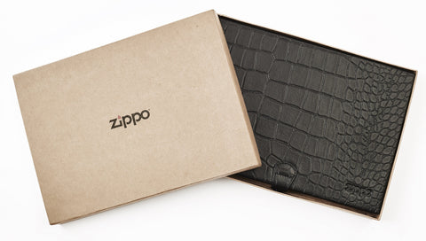 Pudełko kolekcjonerskie zamknięte czarne z logo Zippo w otwartym pudełku prezentowym