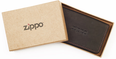 Widok z przodu etui na wizytówki zamknięte z logo Zippo w opakowaniu prezentowym