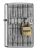 Widok z przodu kąt 3/4 zapalniczka Zippo Chrome Brushed emblemat z kłódką i małym logo Zippo