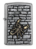 Widok z przodu kąt 3/4 zapalniczka Zippo chrom emblemat ze skorpionem na ścianie