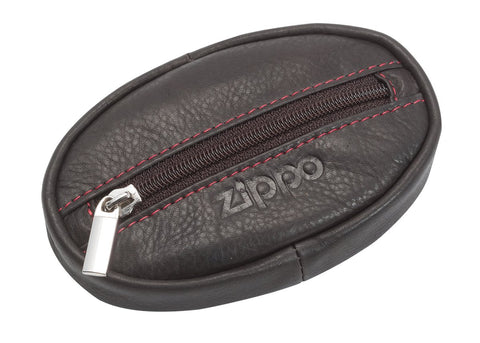 Widok z przodu portfel na monety Zippo ciemnobrązowy zamknięty z logo Zippo