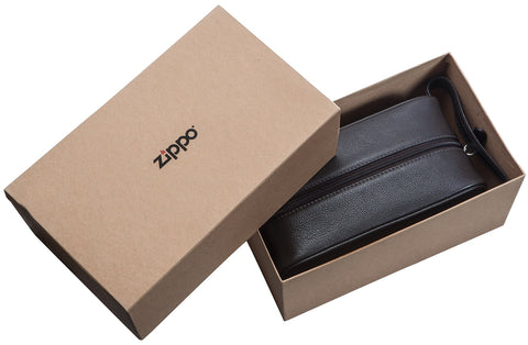 Skórzana kosmetyczka Zippo brązowa z logo Zippo w otwartym pudełku prezentowym
