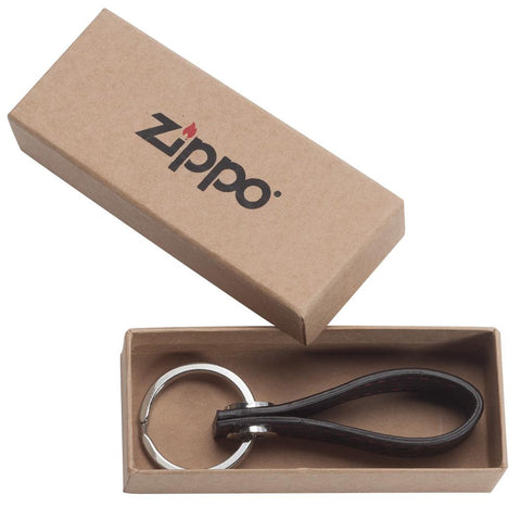 Skórzany breloczek Zippo w otwartym pudełku prezentowym