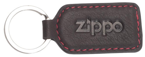 Widok z przodu mały skórzany breloczek z logo Zippo