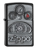 Widok z przodu zapalniczka Zippo czarna emblemat z prędkościomierzem i logo Zippo pod spodem