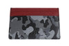 Widok z przodu podłużne etui na karty szary wzór moro i czerwona góra z logo Zippo